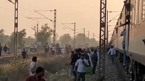 جلگاؤں ٹرین حادثہ: جان گنوانے والوں کی تعداد 13 ہوئی، ریلوے کا معاوضے کا اعلان، ہیلپ لائن نمبر جاری
