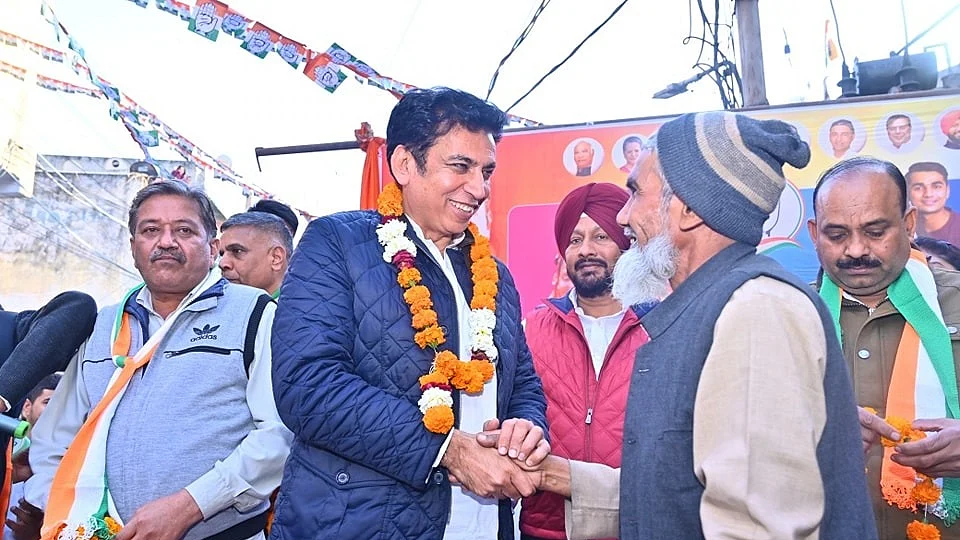 <div class="paragraphs"><p>بادلی کی عوام سے ملاقات کرتے ہوئے کانگریس لیڈر دیویندر یادو</p></div>