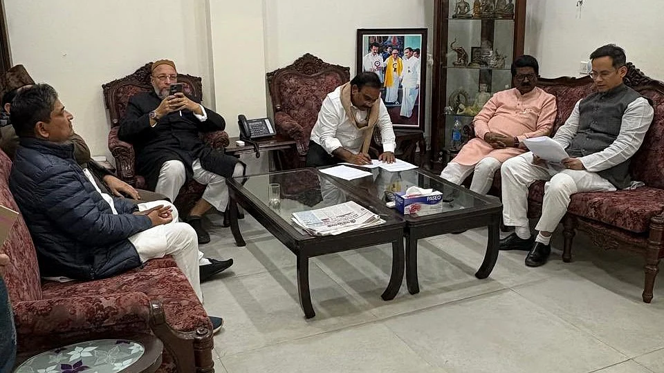 <div class="paragraphs"><p>جے پی سی میں شامل اپوزیشن اراکین پارلیمنٹ تبادلہ خیال کرتے ہوئے، تصویر&nbsp;<a href="https://x.com/DrMdJawaid1">@DrMdJawaid1</a></p></div>