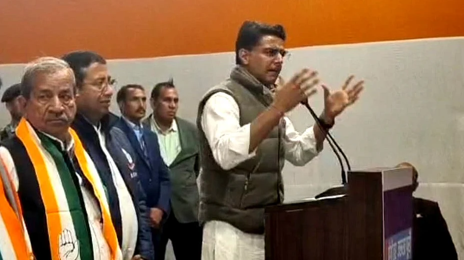 <div class="paragraphs"><p>تقریب سے خطاب کرتے ہوئے سچن پائلٹ</p></div>