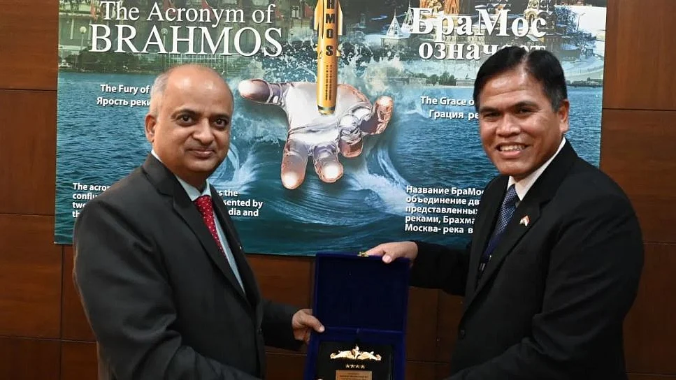 <div class="paragraphs"><p>محمد علی اور جیہ تیرتھ جوشی، تصویر&nbsp;@BrahMosMissile</p></div>