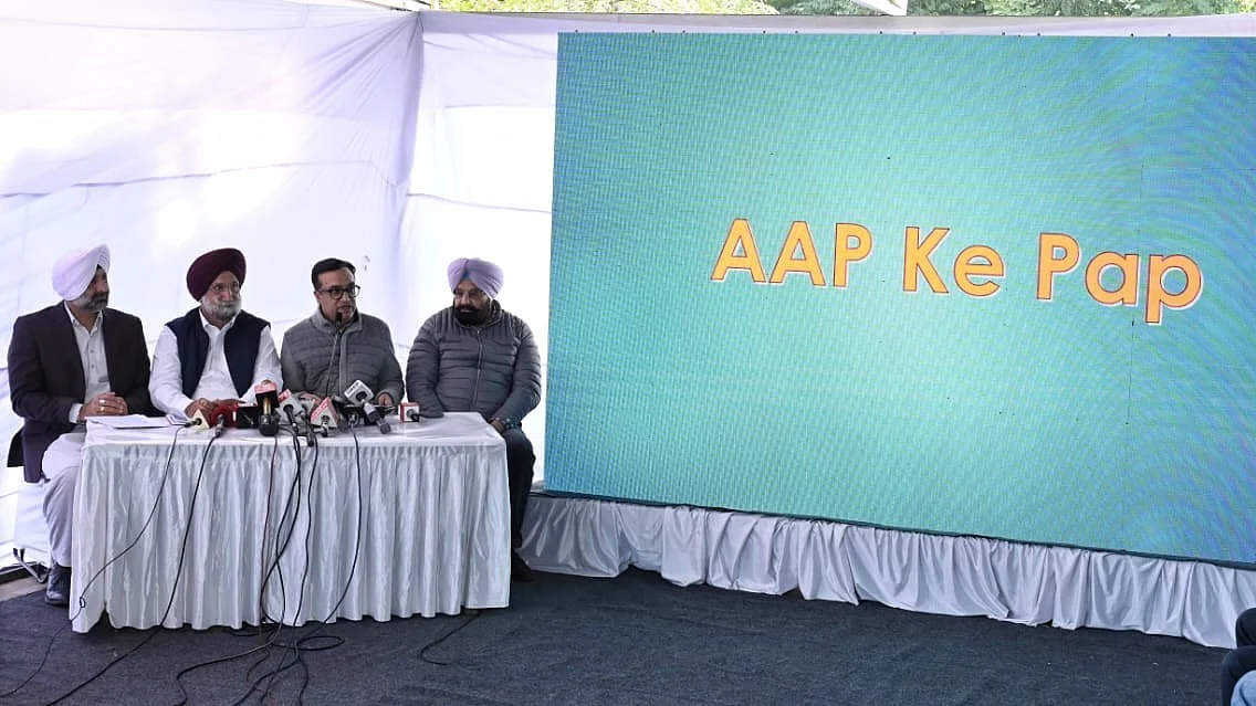 <div class="paragraphs"><p>پریس کانفرنس سے خطاب کرتے ہوئے اجئے ماکن و دیگر کانگریس لیڈران، تصویر ویپن/قومی آواز</p></div>