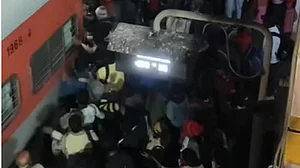 بھگدڑ کے بعد میلہ اسپیشل ٹرینیں مختلف اسٹیشنوں پر روکی گئیں، ریلوے کا پریاگ راج سے 360 اسپیشل ٹرینیں چلانے کا فیصلہ