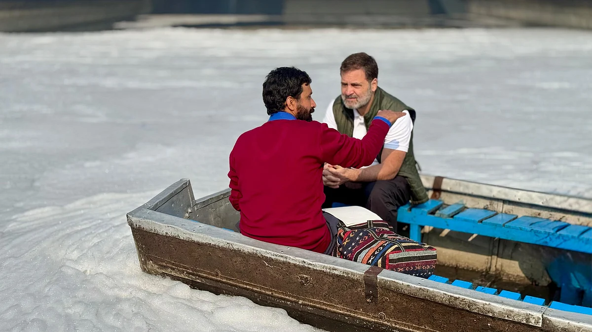 <div class="paragraphs"><p>جمنا ندی کا جائزہ لیتے ہوئے راہل گاندھی، گندگی سے ہر طرف جھاگ کا نظارہ، تصویر <a href="https://x.com/INCIndia">@INCIndia</a></p></div>