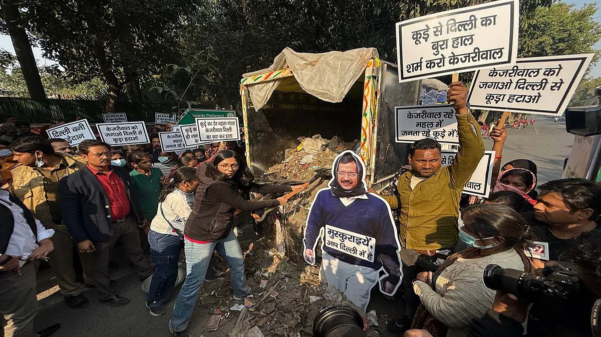 <div class="paragraphs"><p>کیجریوال کے گھر کے باہر کچرا پھینکتی سواتی مالیوال / بشکریہ ایکس</p></div>