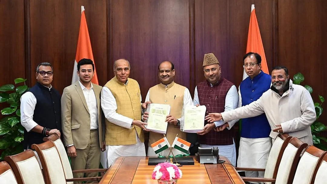 <div class="paragraphs"><p>جے پی سی رپورٹ لوک سبھا اسپیکر اوم برلا کو پیش کرتے ہوئے کمیٹی چیئرمین جگدمبیکا پال، تصویر <a href="https://x.com/jagdambikapalmp">@jagdambikapalmp</a></p></div>