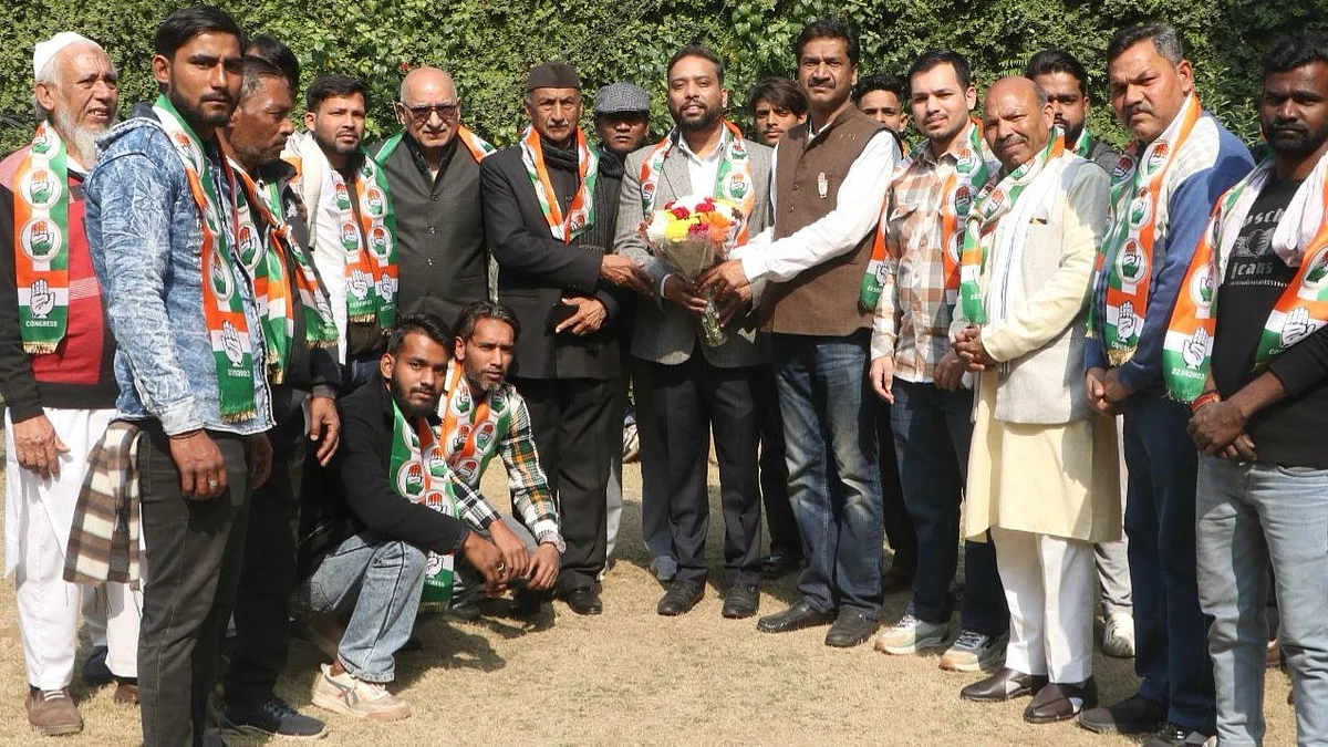 <div class="paragraphs"><p>کانگریس لیڈر مُدت اگروال بی جی پی لیڈران کو پارٹی میں شامل کرتے ہوئے</p></div>