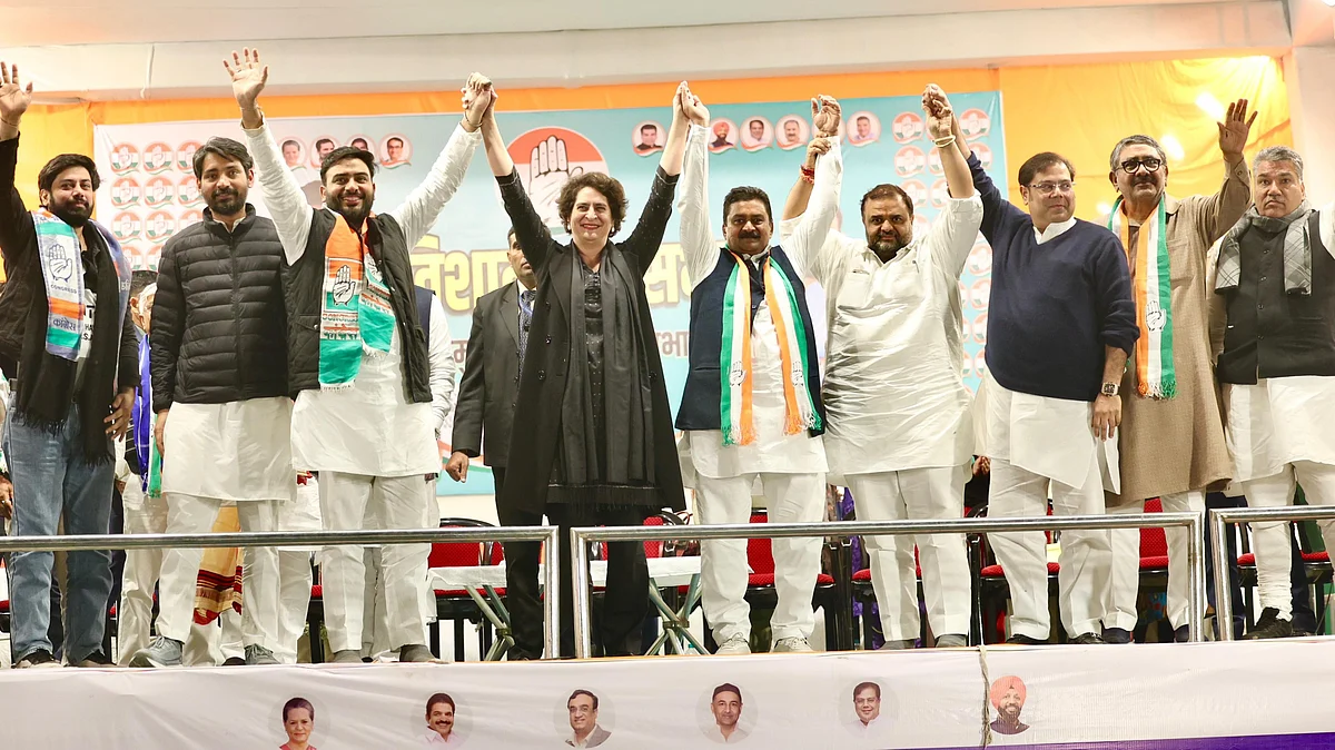 <div class="paragraphs"><p>مصطفیٰ آباد سے کانگریس امیدوار علی مہدی کی حمایت میں انتخابی جلسہ کے دوران پرینکا گاندھی دیگر لیڈران کے ساتھ اتحاد کا مظاہرہ کرتے ہوئے</p></div>