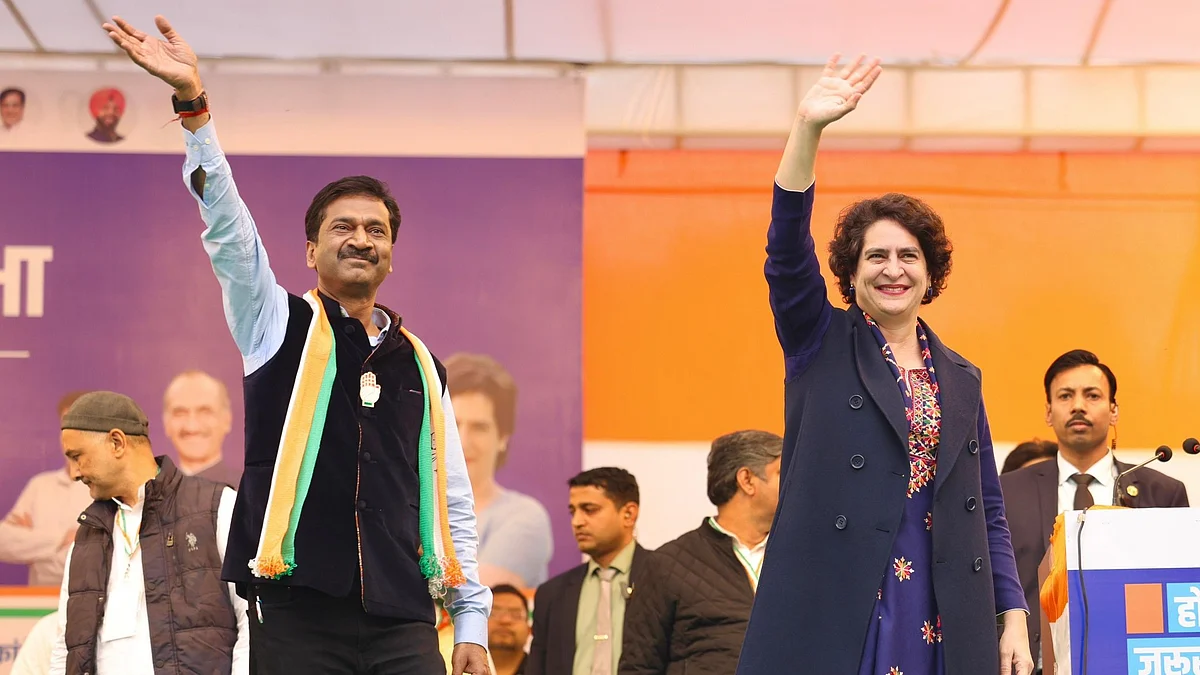 <div class="paragraphs"><p>انتخابی جلسہ کے دوران پرینکا گاندھی اور چاندنی چوک سیٹ سے کانگریس امیدوار مُدت اگروال، تصویر@INCIndia</p></div>