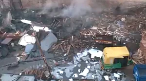 غازی آباد میں گیس سلنڈر بھرے ٹرک میں شدید آگ، دھماکوں سے لرز اٹھا پورا علاقہ، عمارتوں اور گاڑیوں کو پہنچا نقصان