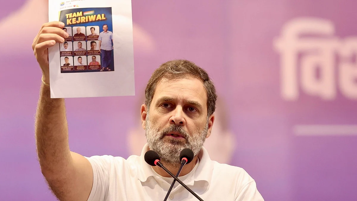 <div class="paragraphs"><p>ٹیم کیجریوال میں شامل لیڈروں کو دکھاتے ہوئے راہل گاندھی، تصویر @INCIndia</p></div>