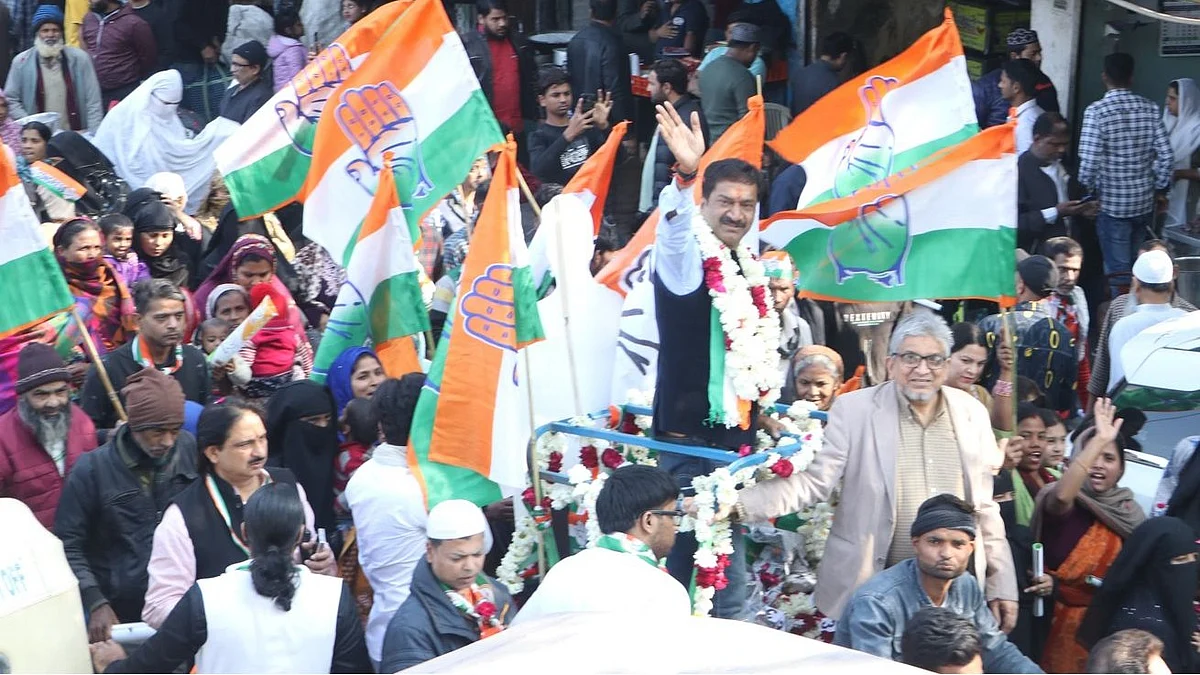 <div class="paragraphs"><p>روڈ شو کرتے ہوئے مُدت اگروال</p></div>