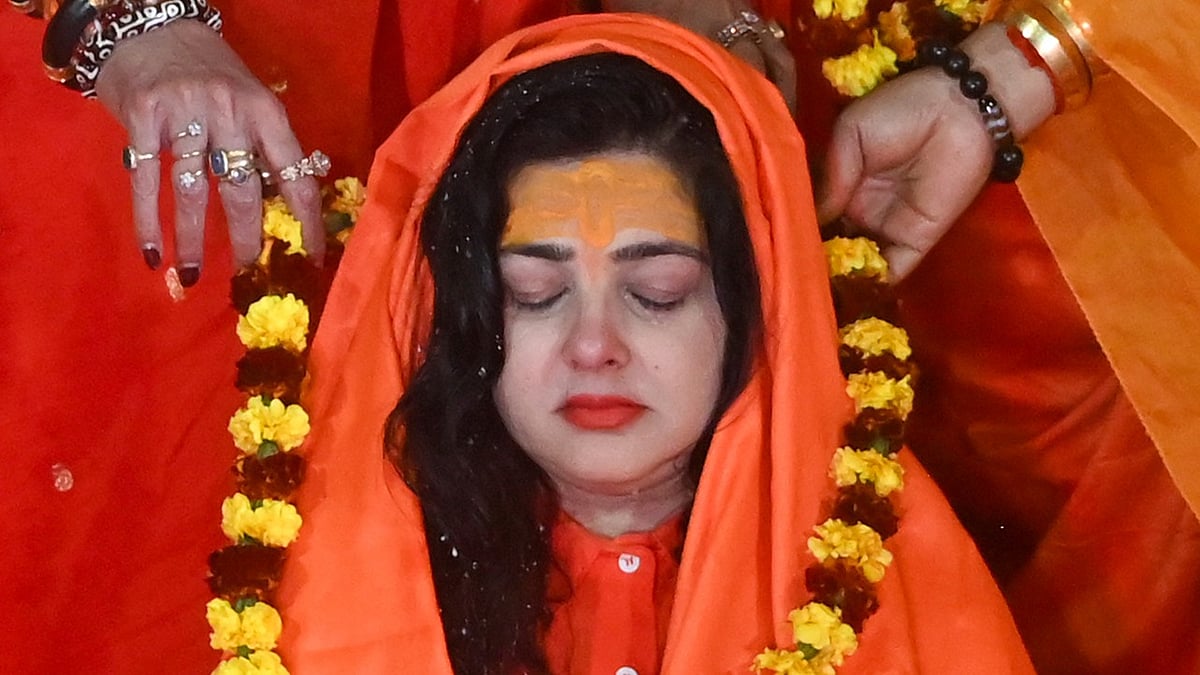 دھیریندر شاستری کا نام سن کر ممتا کلکرنی کیوں غصے میں آگئیں؟