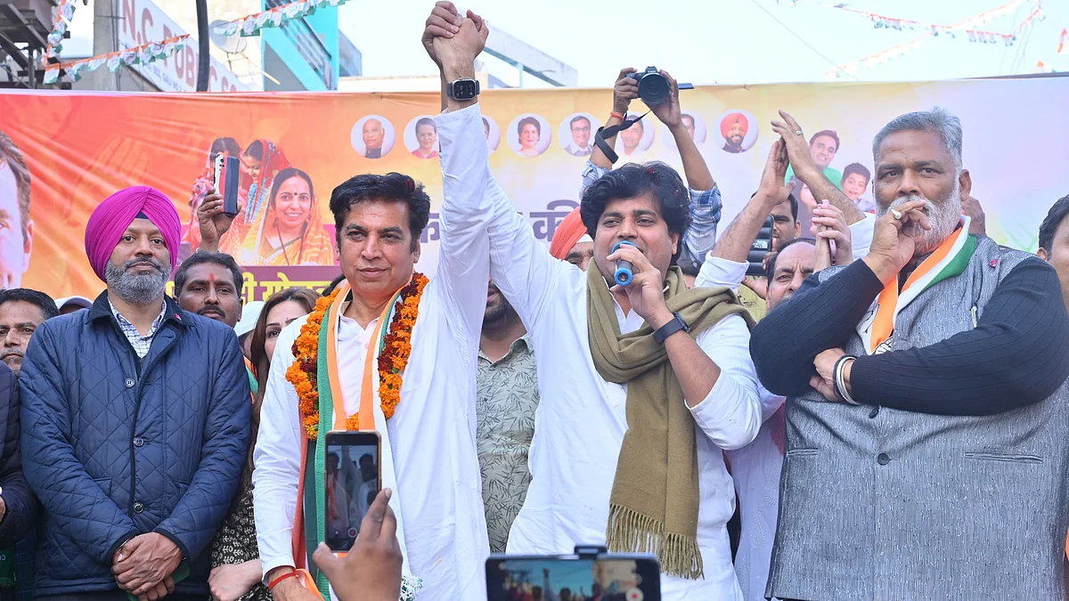 <div class="paragraphs"><p>بادلی حلقہ اسمبلی میں عوام سے خطاب کے دوران دیویندر یادو، پپو یادو اور عمران پرتاپ گڑھی</p></div>