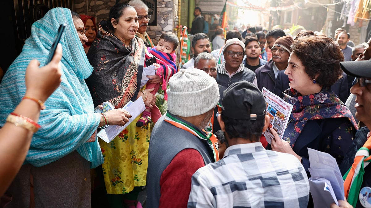 <div class="paragraphs"><p>جنگ پورہ میں ڈور ٹو ڈور مہم چلاتی ہوئیں کانگریس جنرل سکریٹری پرینکا گاندھی، تصویر @INCIndia</p></div>