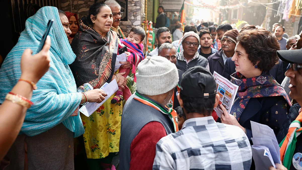 <div class="paragraphs"><p>جنگ پورہ میں ڈور ٹو ڈور مہم چلاتی ہوئیں کانگریس جنرل سکریٹری پرینکا گاندھی، تصویر @INCIndia</p></div>