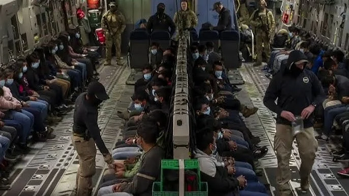 <div class="paragraphs"><p>سی-17 فوجی طیارہ میں سوار تارکین وطن، تصویر سوشل میڈیا</p></div>