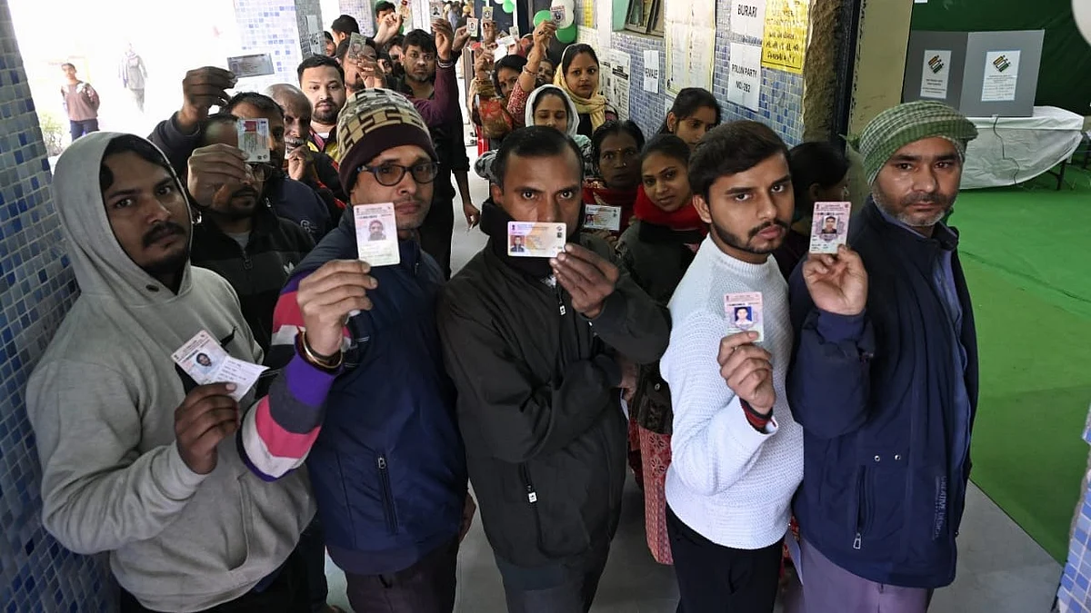 <div class="paragraphs"><p>حق رائے دہی کے لیے قطار بند ووٹرس، تصویر ویپن/قومی آواز</p></div>