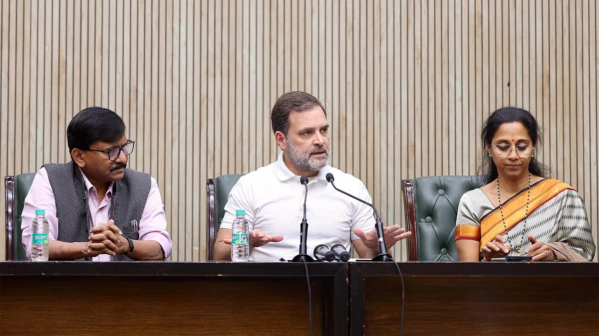 <div class="paragraphs"><p>سپریہ سولے، راہل گاندھی، سنجے راؤت / قومی آواز</p></div>