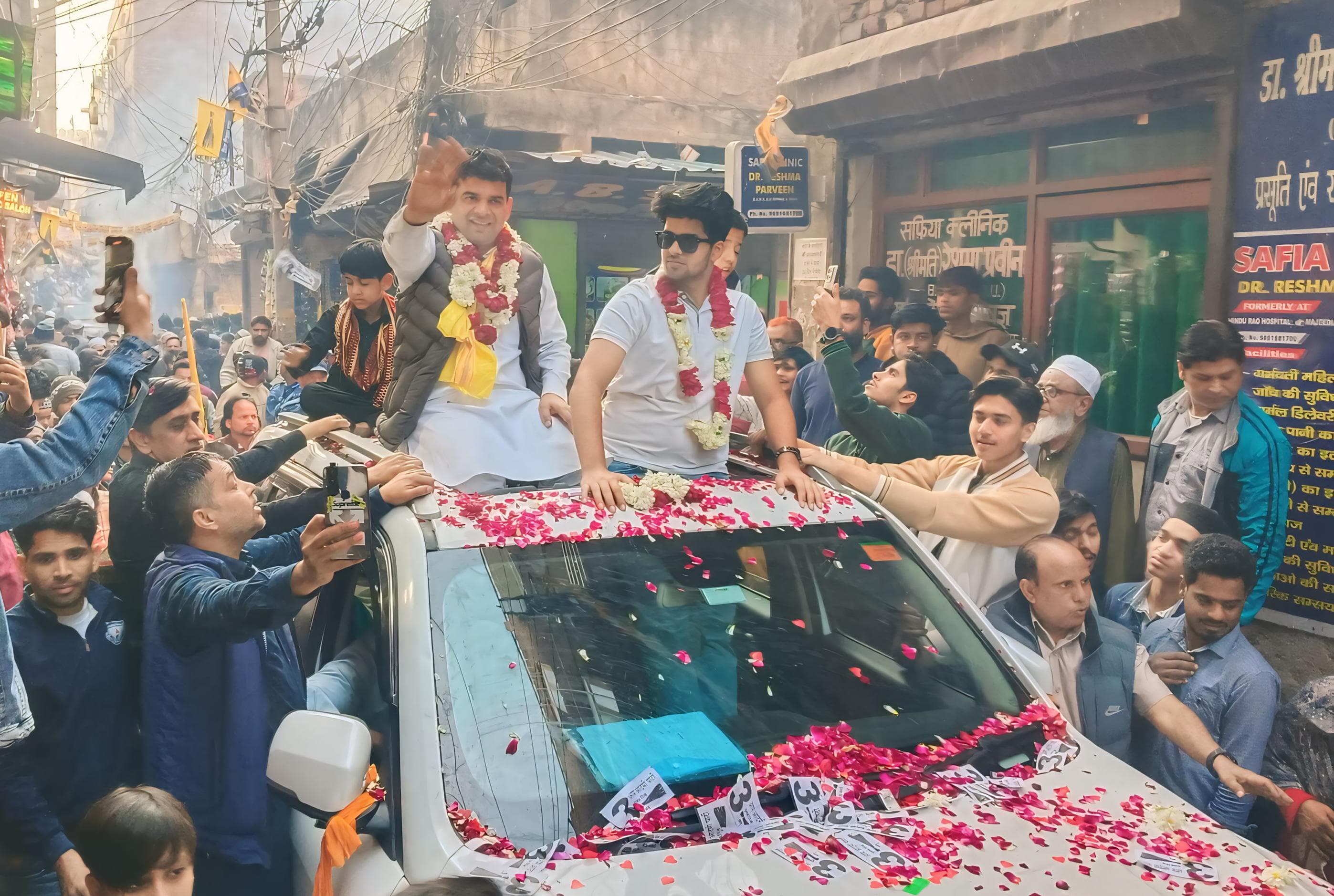 <div class="paragraphs"><p>سیلم پور سے عآپ امیدوار چودھری زبیر احمد فتح کے بعد لوگوں کا شکریہ ادا کرتے ہوئے</p></div>