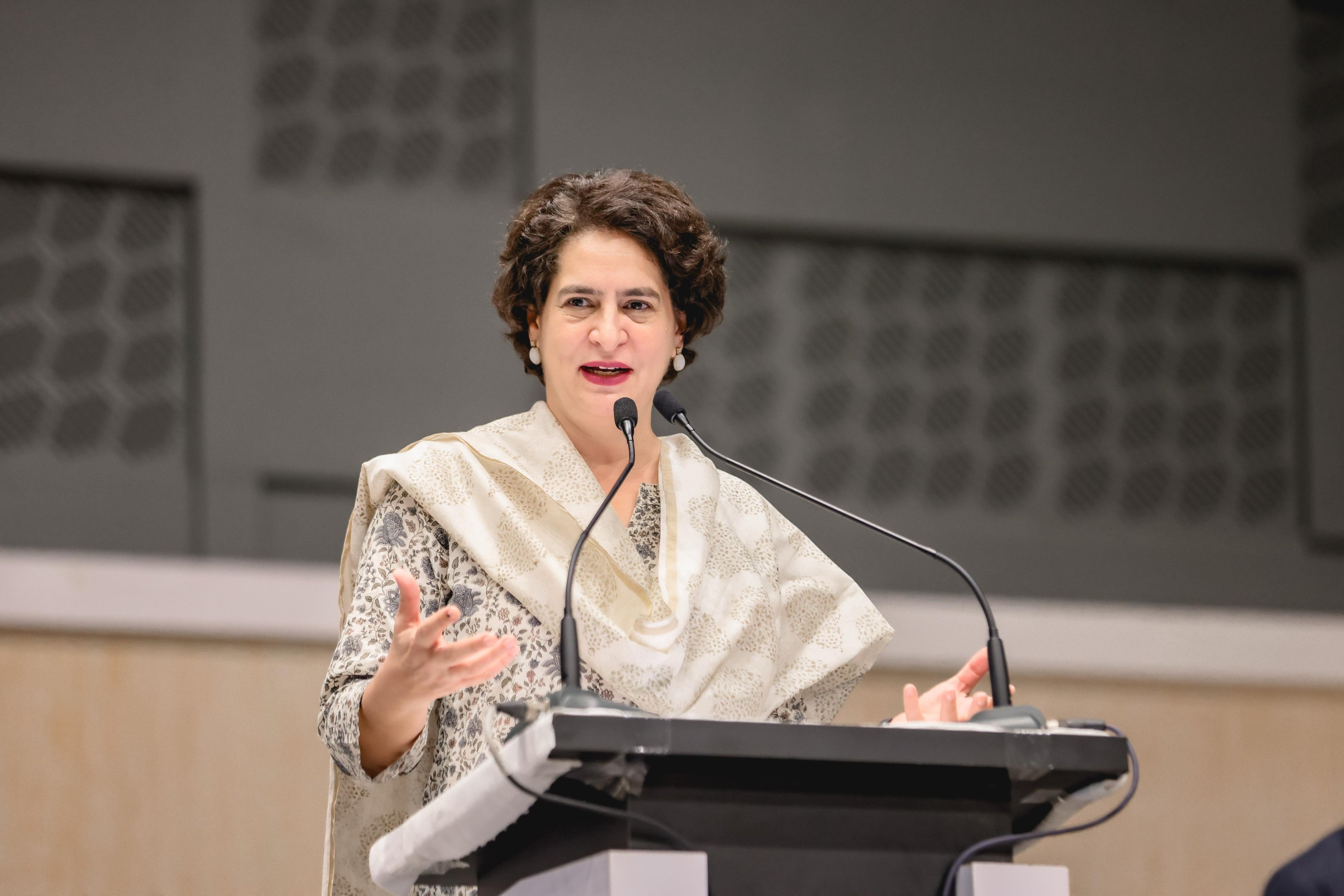 <div class="paragraphs"><p>کیرالہ میں یو ڈی ایف لیڈران سے خطاب کرتی ہوئیں پرینکا گاندھی، تصویر @INCIndia</p></div>