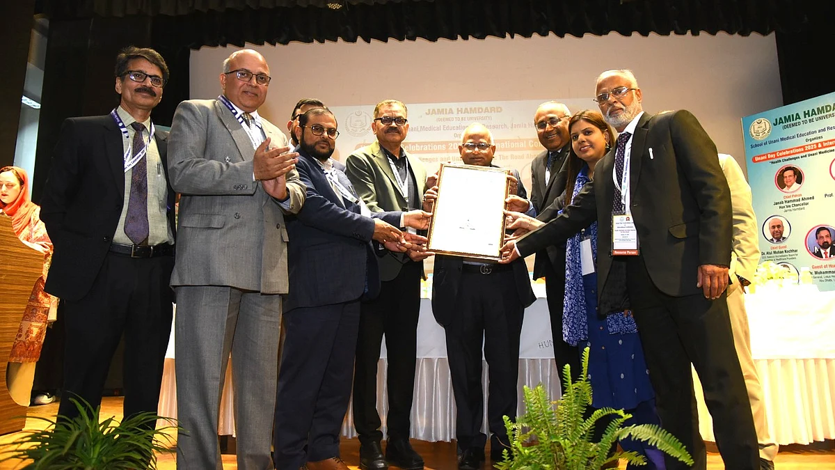 <div class="paragraphs"><p>جامعہ ہمدرد کے وائس چانسلر پروفیسر افشار عالم این اے بی ایچ سرٹیفکیشن حاصل کرتے ہوئے</p></div>