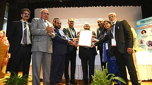 <div class="paragraphs"><p>جامعہ ہمدرد کے وائس چانسلر پروفیسر افشار عالم این اے بی ایچ سرٹیفکیشن حاصل کرتے ہوئے</p></div>