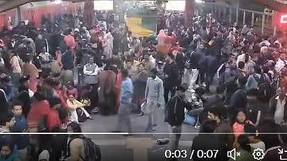 نئی دہلی ریلوے اسٹیشن پر بھگدڑ، 18 افراد کی موت، مہا کمبھ میں جانے کے لیے بھیڑ جمع تھی