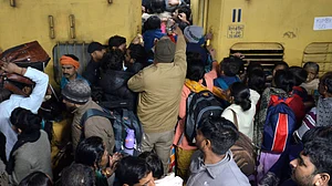 نئی دہلی ریلوے اسٹیشن حادثہ: دیویندر یادو نے ناقص انتظامات کو ذمہ دار ٹھہرایا، جانچ اور معاوضے کا مطالبہ