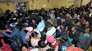 دہلی بھگدڑ واقعہ میں بہار کے 9 لوگوں کی گئی جان، قلی نے بیاں کیا حادثے کا خوفناک منظر