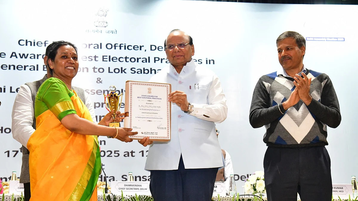 <div class="paragraphs"><p>دہلی کے لیفٹیننٹ گورنر وی کے سکسینہ سے ایوارڈ حاصل کرتی ہوئیں سی ای او دہلی ایلس واز</p></div>