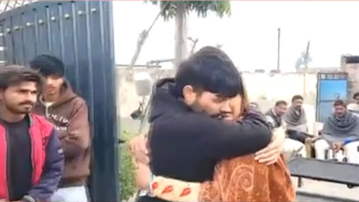 <div class="paragraphs"><p>امریکہ سے ملک پہنچے نوجوان اہل خانہ سے ملتے ہوئے/ ویڈیو گریب</p></div>