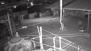 تیز گڑگڑاہٹ کی آواز، گلیوں میں بھاگتے لوگ اور دہشت، دہلی والوں نے بیاں کیا زلزلے کا منظر