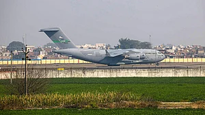 امریکہ سے 112 ہندوستانیوں کو لے کر تیسرا طیارہ امرتسر ائیرپورٹ پہنچا