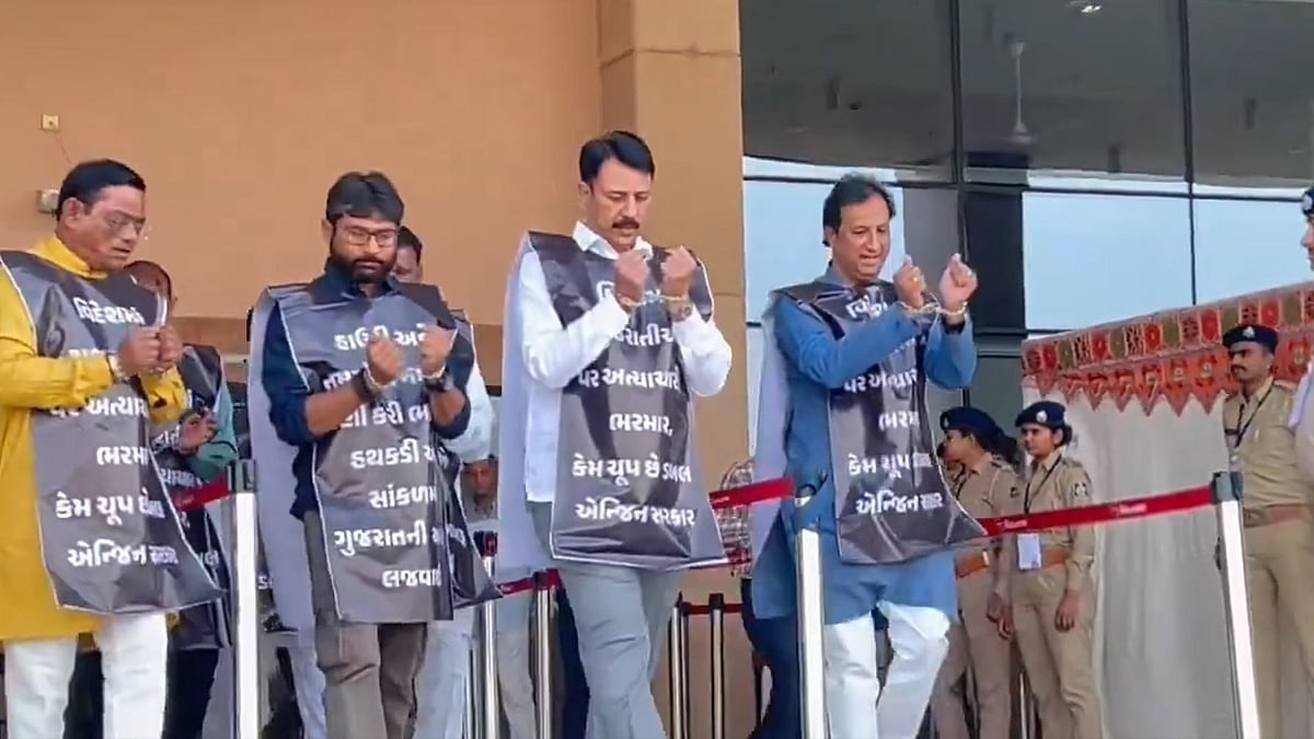گجرات: کانگریس اراکین اسمبلی نے ہتھکڑیاں پہن کر کیا احتجاج، ’بھارتیوں کا یہ اپمان، نہیں سہے گا ہندوستان‘ نعرہ کیا بلند