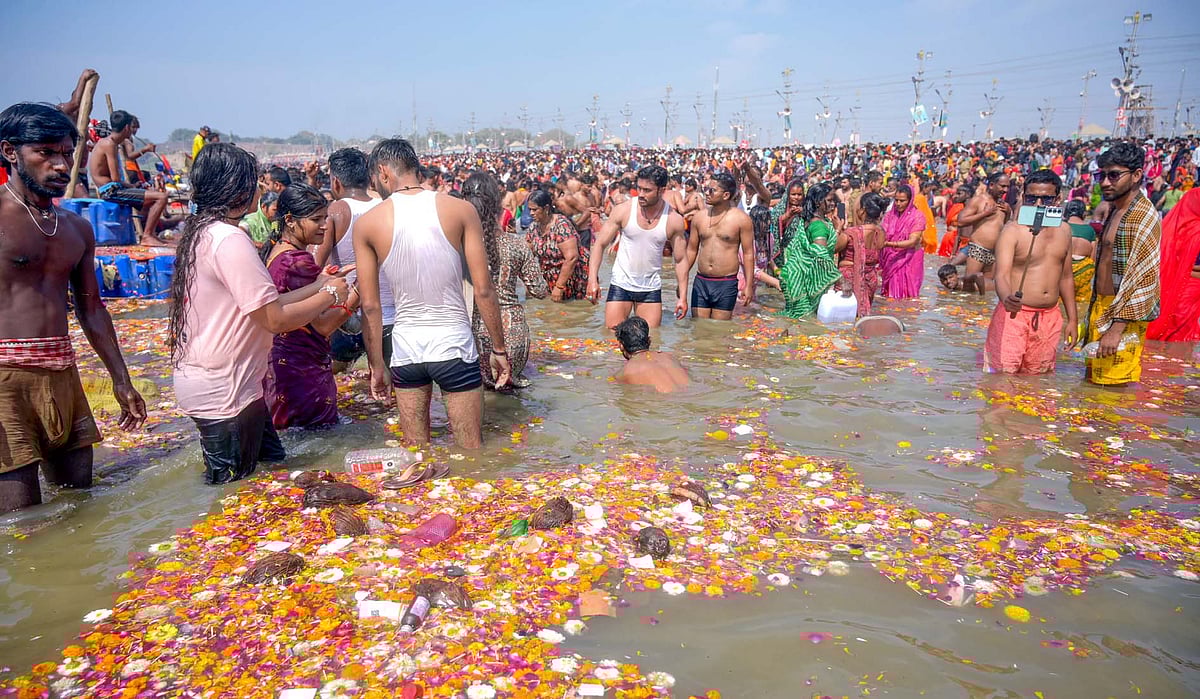 مہاشیوراتری پر پریاگ راج مہاکمبھ میں عقیدت مندوں کا ہجوم، سنگم میں مقدس اسنان جاری