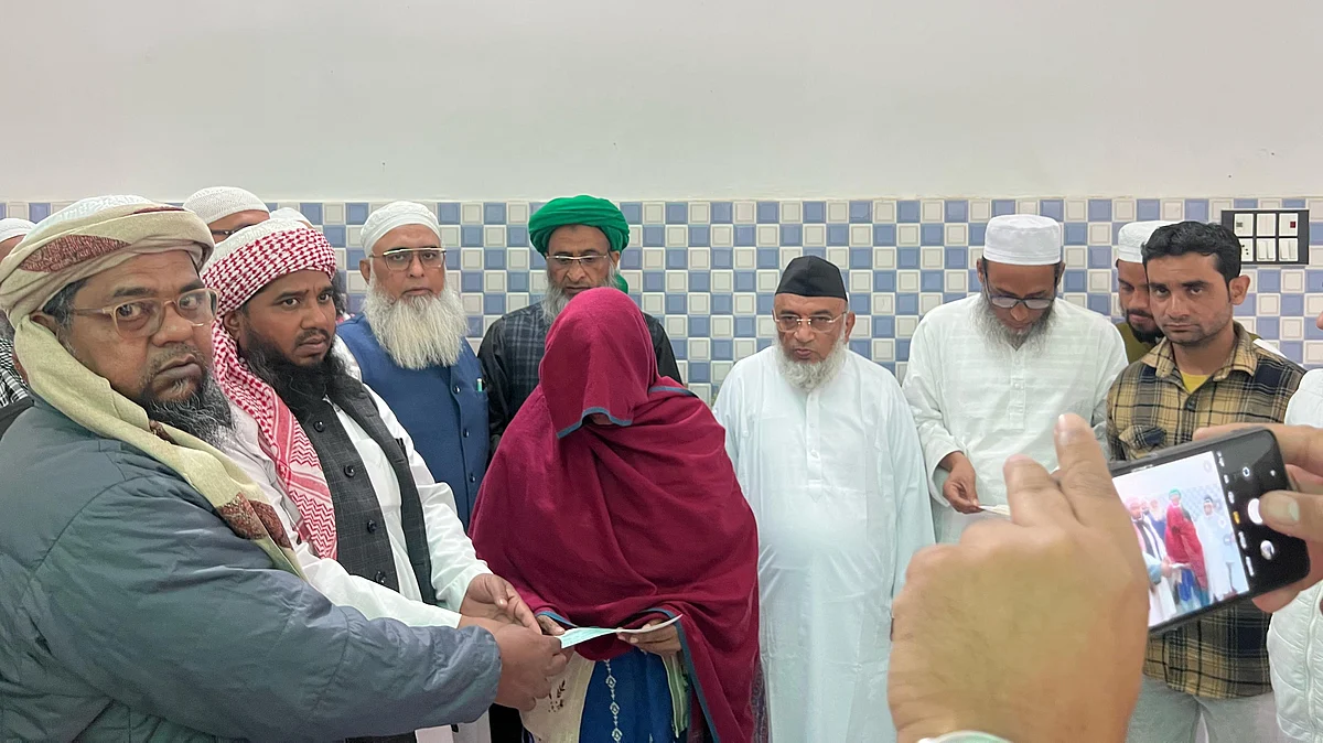 <div class="paragraphs"><p>سنبھل سانحہ کے شہیدوں کے اہل خانہ سے ملاقات کرتے ہوئے جمعیۃ علماء گجرات کا وفد</p></div>