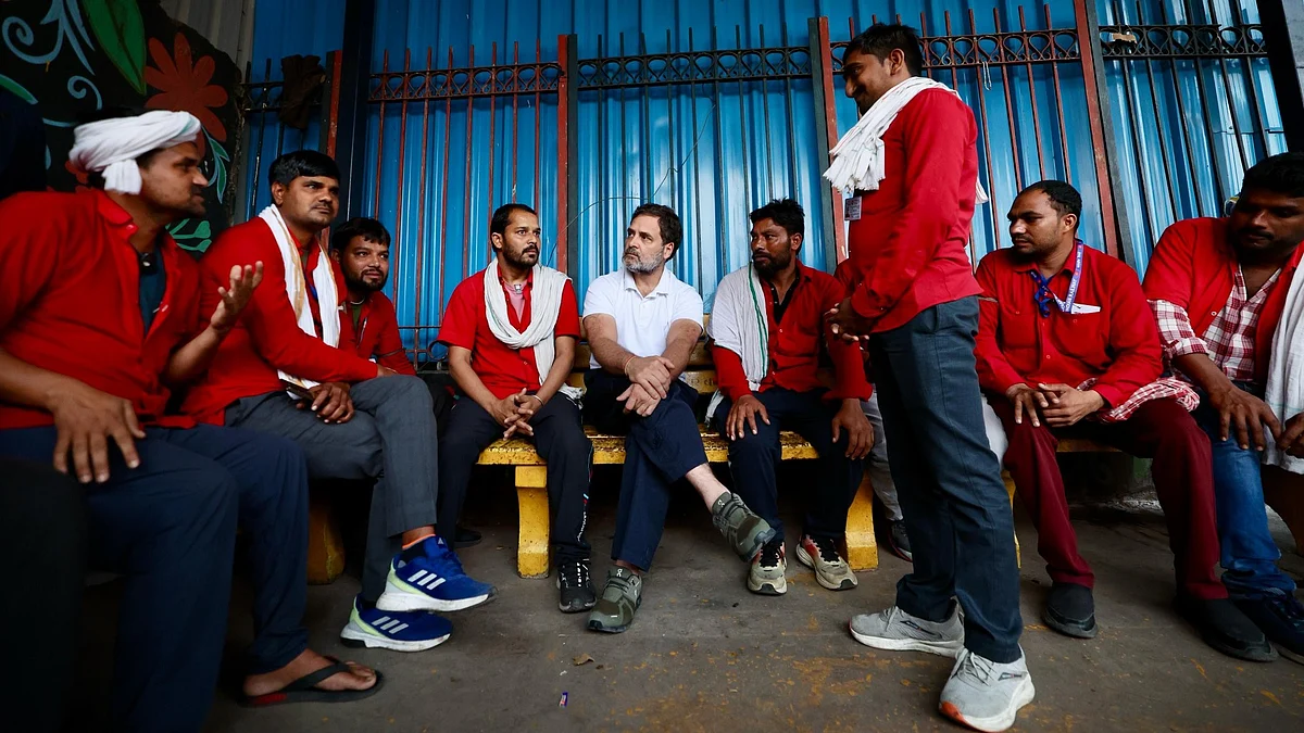 <div class="paragraphs"><p>نئی دہلی ریلوے اسٹیشن پہنچ کر قلی بھائیوں سے ملاقات کرتے ہوئے راہل گاندھی، تصویر <a href="https://x.com/RahulGandhi">@RahulGandhi</a></p></div>