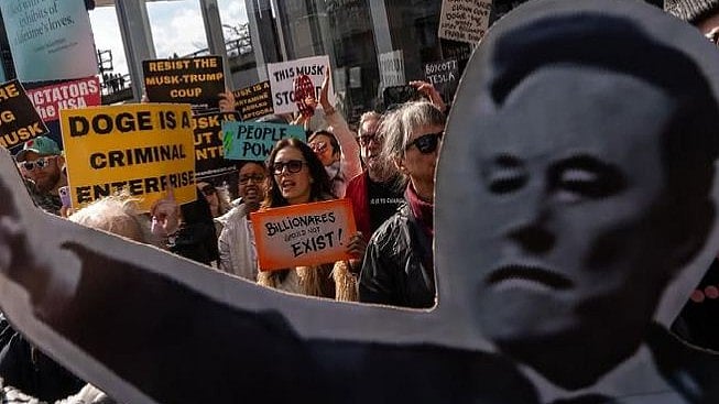 امریکہ میں ایلون مسک کے خلاف احتجاجی مظاہرے، ٹیسلا کمپنی پر منفی اثر ڈالنے کے لیے کئی گروپ کمربستہ