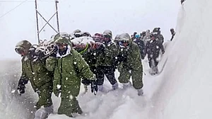 چمولی لینڈ سلائڈ : راحت و بچاؤ مہم کے لیے ایم آئی-17 اور چیتا ہیلی کاپٹر تعینات، 4 لاپتہ کی تلاش جاری