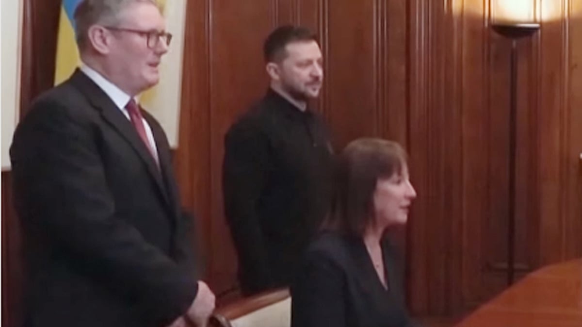 <div class="paragraphs"><p>قرض معاہدے کے دوران زیلنسکی اور اسٹارمر/ ویڈیو گریب</p></div>