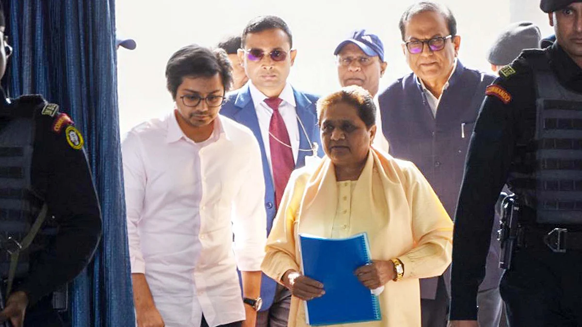 <div class="paragraphs"><p>مایاوتی اور آکاش آنند کی فائل تصویر / آئی اے این ایس</p></div>