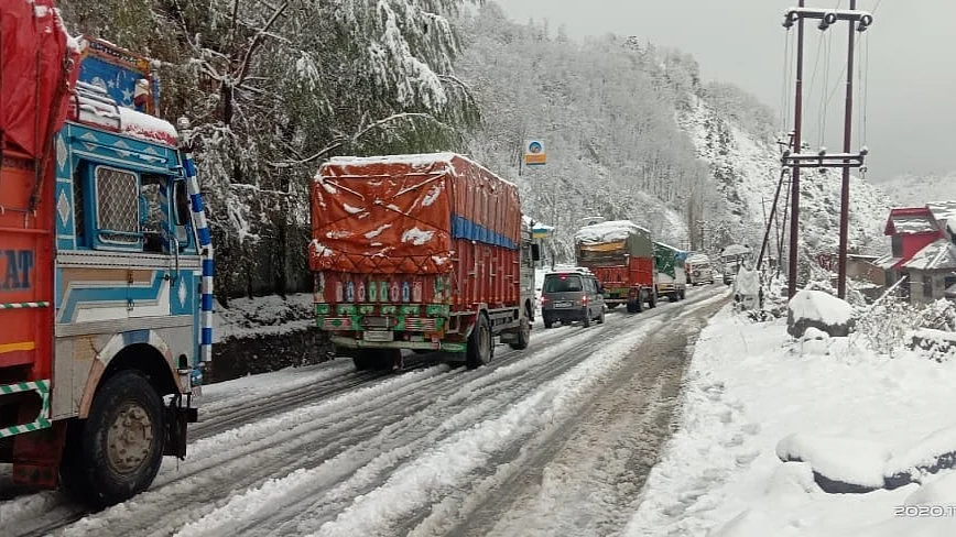 <div class="paragraphs"><p>کشمیر میں برفباری (فائل)/ تصویر یو این آئی</p></div>