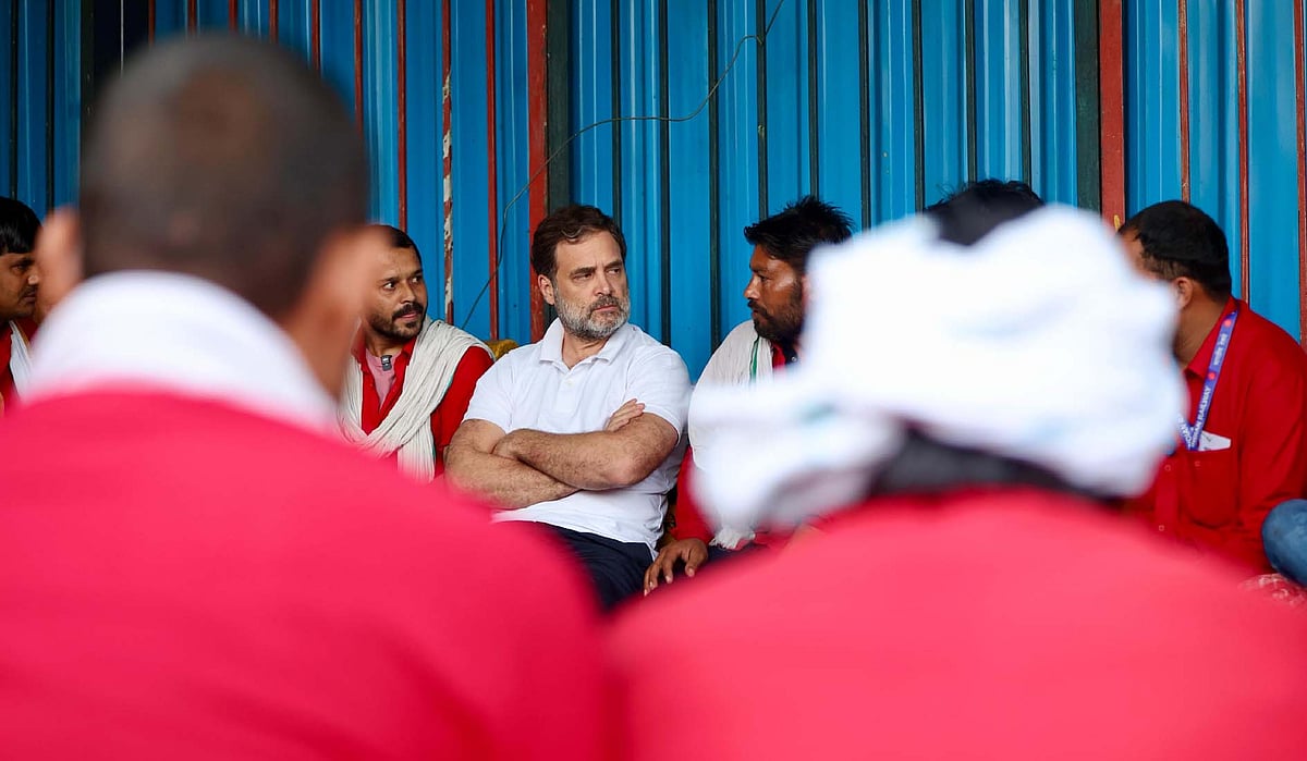 راہل گاندھی کی نئی دہلی ریلوے اسٹیشن پر قلیوں سے ملاقات، مالی مشکلات پر تشویش کا اظہار