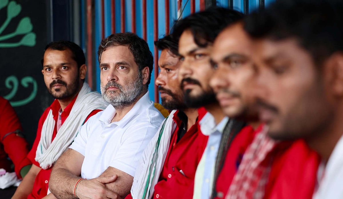 راہل گاندھی کی نئی دہلی ریلوے اسٹیشن پر قلیوں سے ملاقات، مالی مشکلات پر تشویش کا اظہار