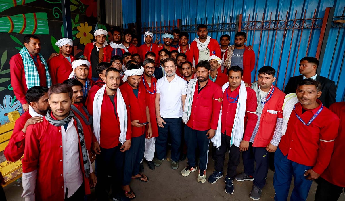 راہل گاندھی کی نئی دہلی ریلوے اسٹیشن پر قلیوں سے ملاقات، مالی مشکلات پر تشویش کا اظہار