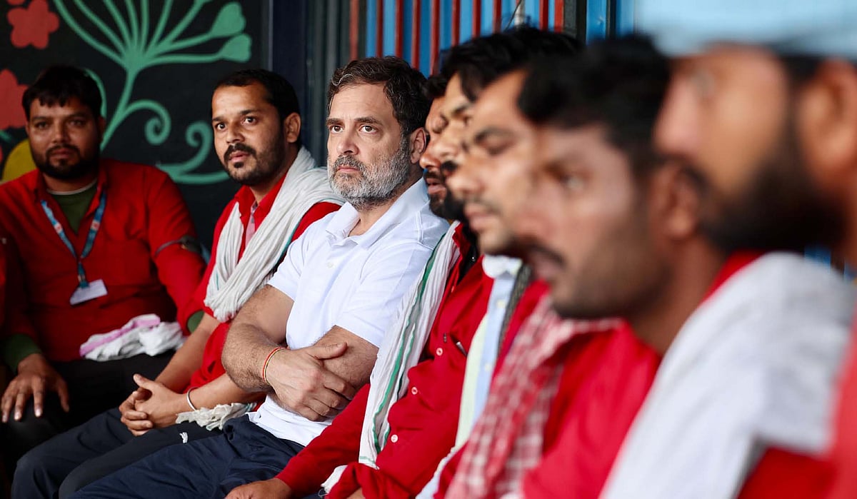 راہل گاندھی کی نئی دہلی ریلوے اسٹیشن پر قلیوں سے ملاقات، مالی مشکلات پر تشویش کا اظہار