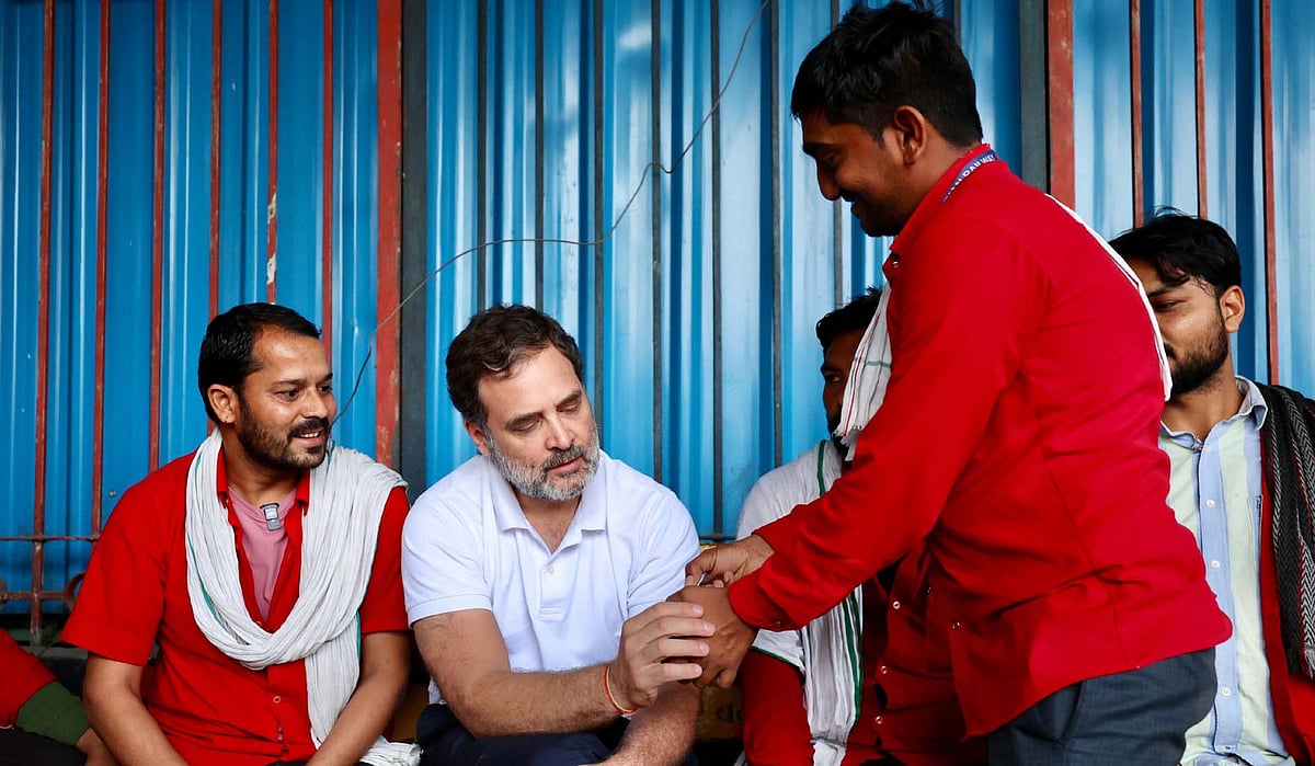 راہل گاندھی کی نئی دہلی ریلوے اسٹیشن پر قلیوں سے ملاقات، مالی مشکلات پر تشویش کا اظہار