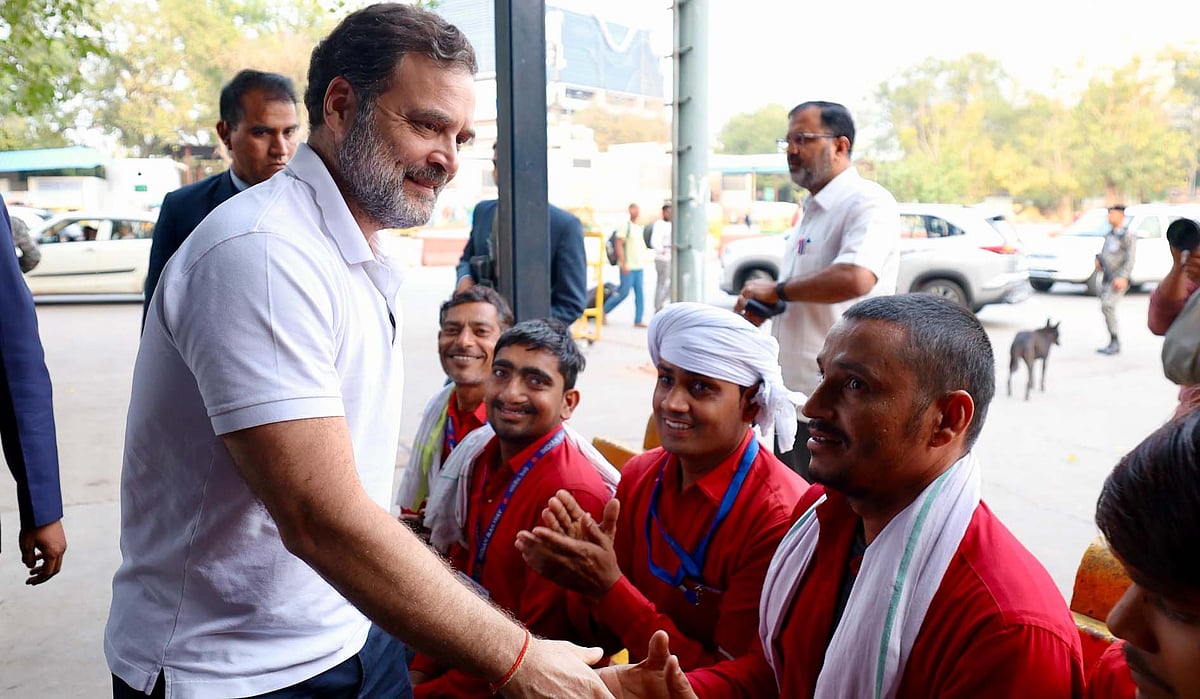 راہل گاندھی کی نئی دہلی ریلوے اسٹیشن پر قلیوں سے ملاقات، مالی مشکلات پر تشویش کا اظہار