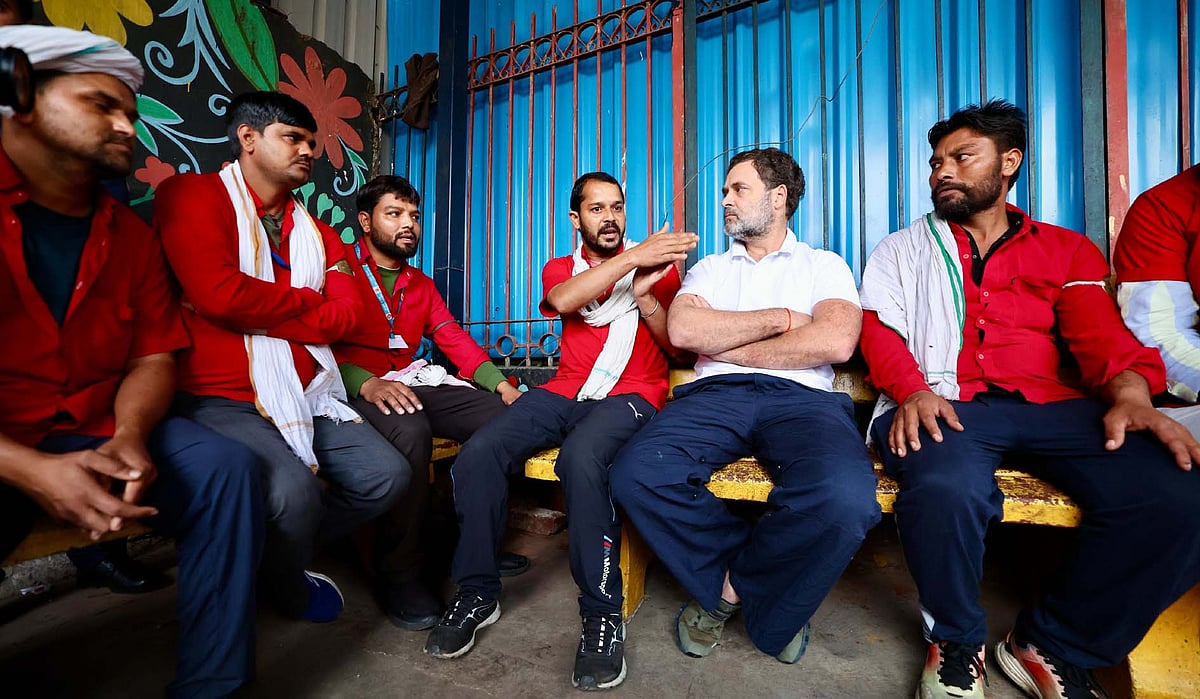 راہل گاندھی کی نئی دہلی ریلوے اسٹیشن پر قلیوں سے ملاقات، مالی مشکلات پر تشویش کا اظہار